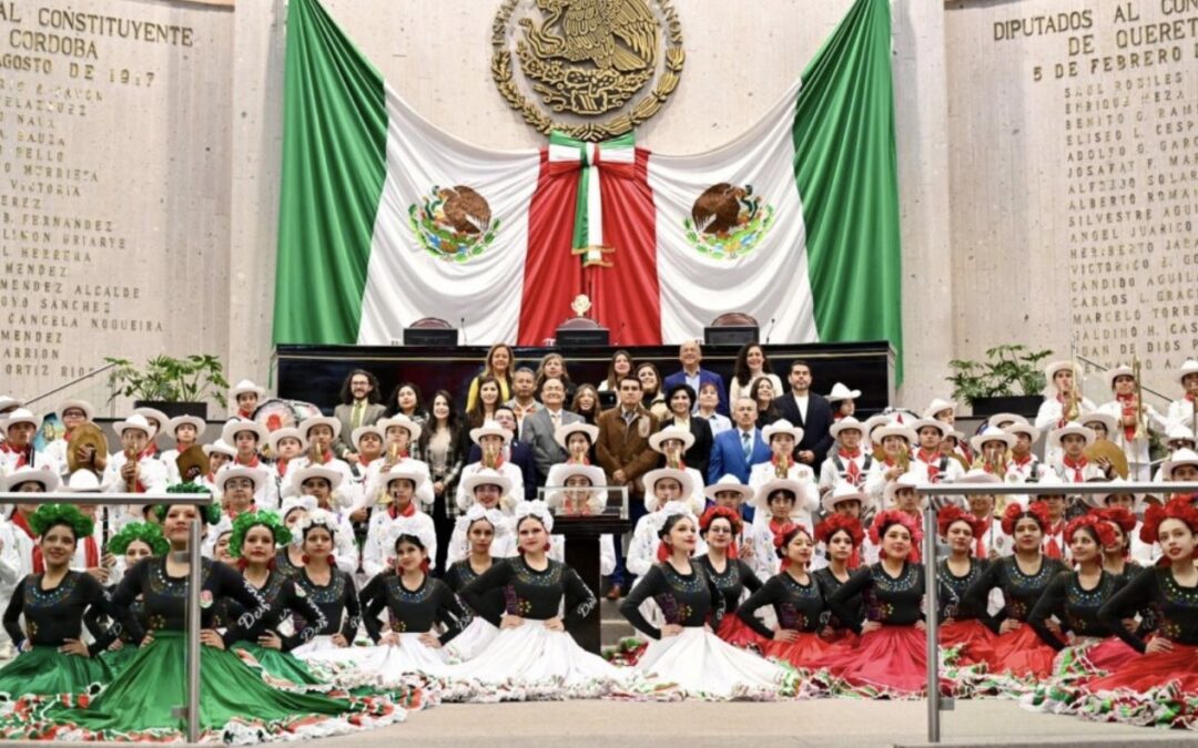 En el Congreso, reconocen a la Delfines Marching Band