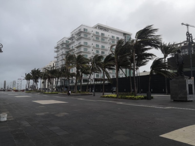 Luminarias, semáforos y tanque de gas caídos por viento en Veracruz