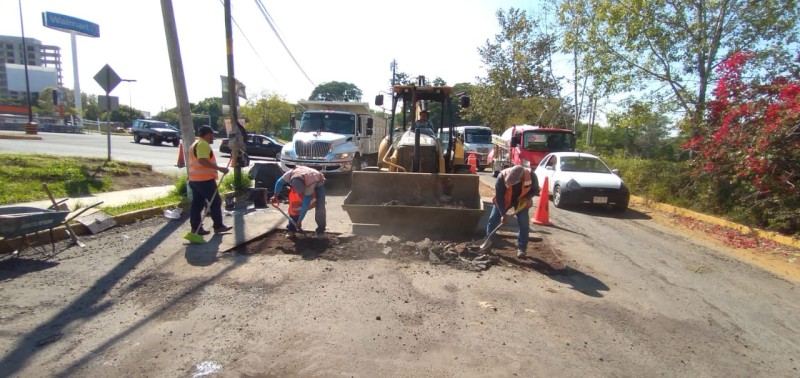 Continúan trabajos de bacheo en avenidas principales