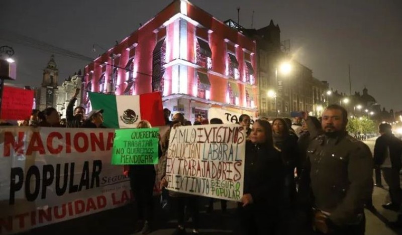 Ex trabajadores del Seguro Popular se manifiestan en Palacio Nacional