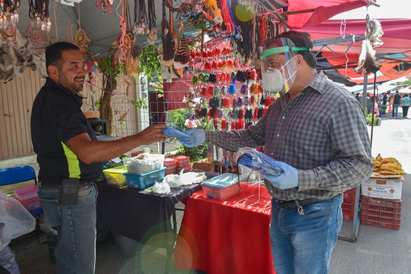 Distribuye Ayuntamiento de Xalapa 2 mil cubrebocas en tianguis de la calle Toluca