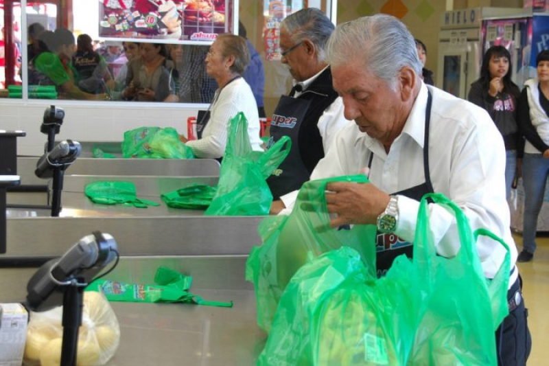 Abuelitos ya pueden volver como empacadores voluntarios: INAPAM