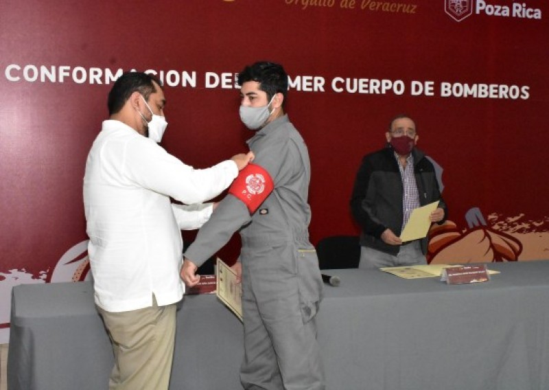 Entrega Javier Velázquez nombramientos y cargos al Primer Cuerpo de Bomberos del Municipio.