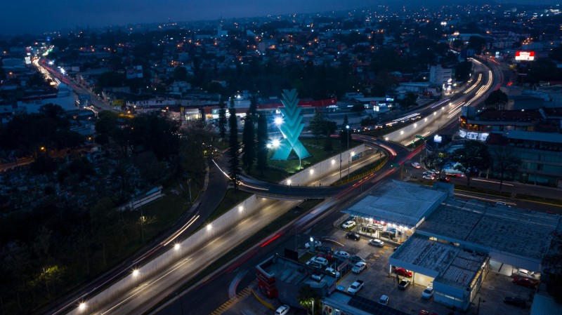 Instala Ayuntamiento luminarias en el viaducto Araucarias