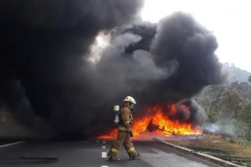 Se incendia tráiler sobre autopista Puebla-Ciudad Mendoza