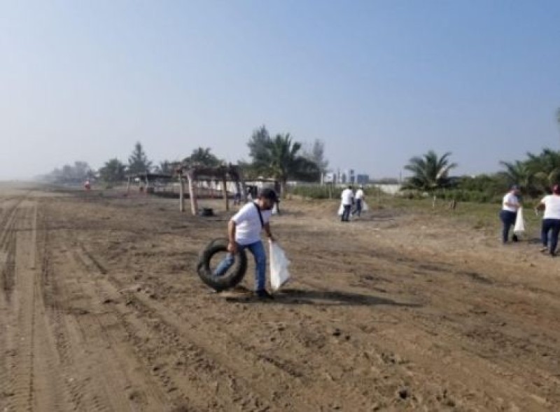 Limpian trabajadores de hotel Artisan playa de Chachalacas