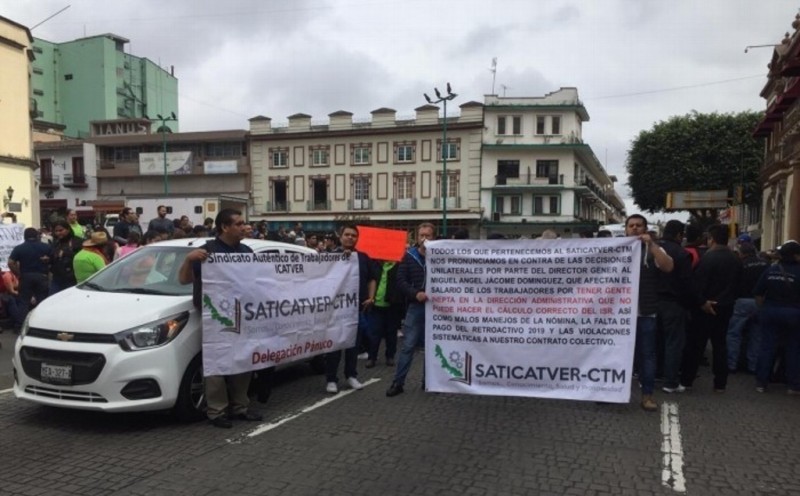 Se manifiestan trabajadores de Icatver en Xalapa; exigen la renuncia de director general y administrativo