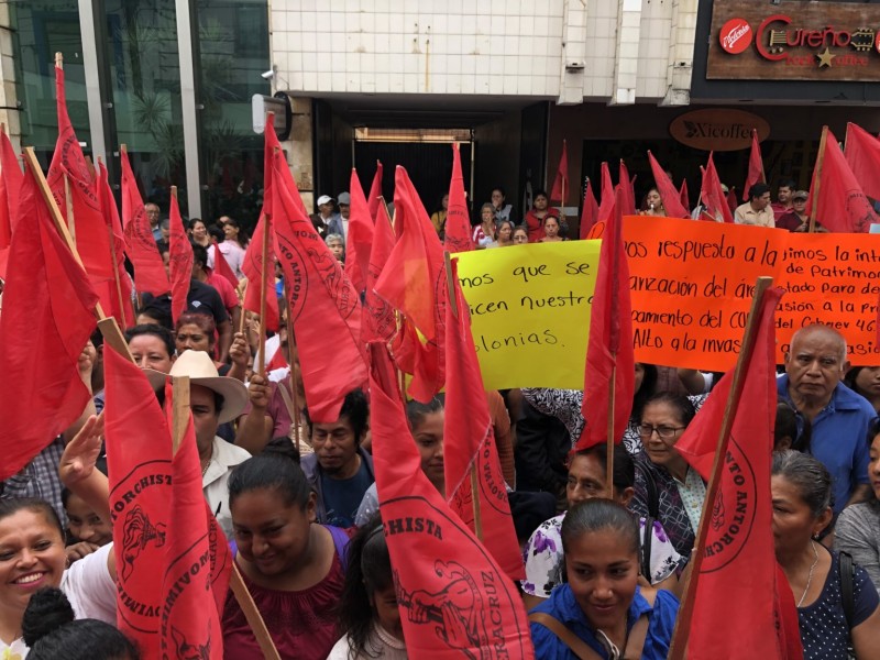 Antorchistas bloquean oficinas de Patrimonio del Estado