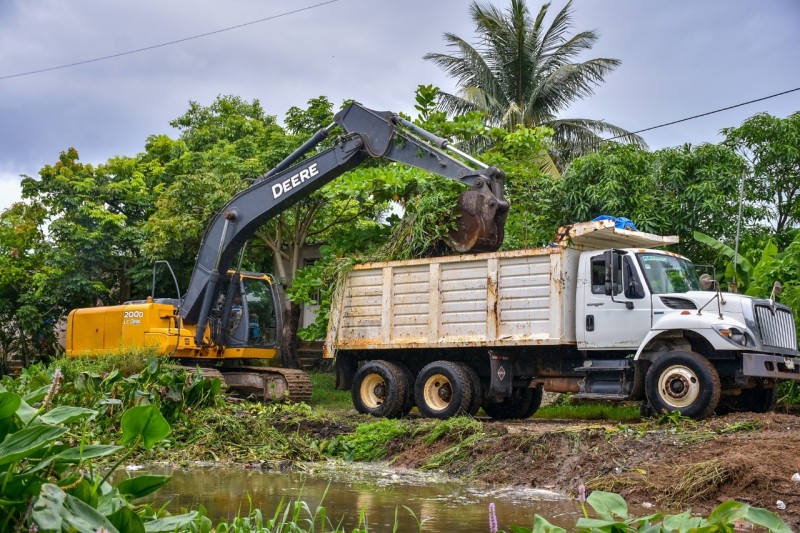 Gobierno Municipal limpia mil 300 metros de canales en Villas de la Rivera