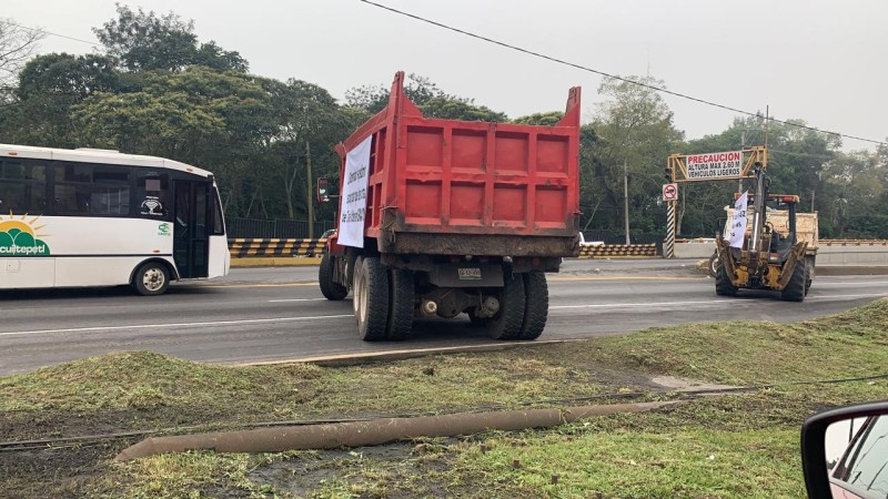 Bloquean avenida Lázaro Cárdenas, en Xalapa para exigir contratos de obra