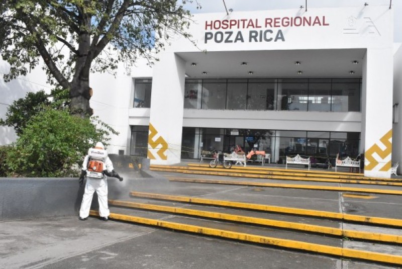 Apoya Gobierno de Poza Rica cuidado a la salud, realizan labores de sanitización en espacios externos del Hospital Regional