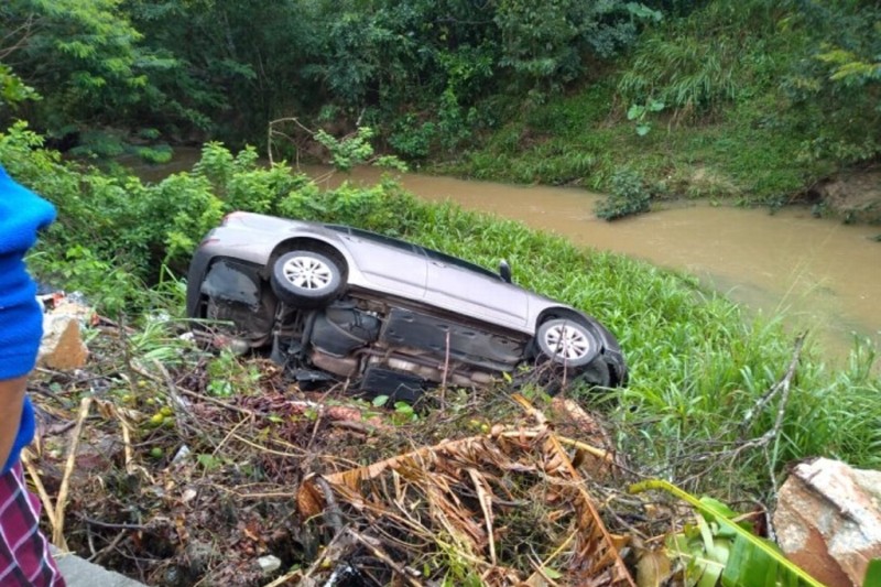 Cae auto a arroyo en Agua Dulce, Veracruz