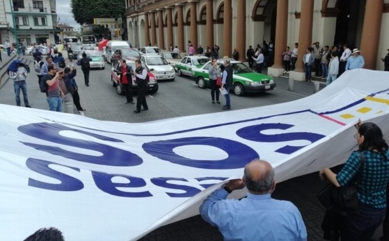 ‘Queremos que nos paguen’, gritan empresarios en Plaza Lerdo en Xalapa