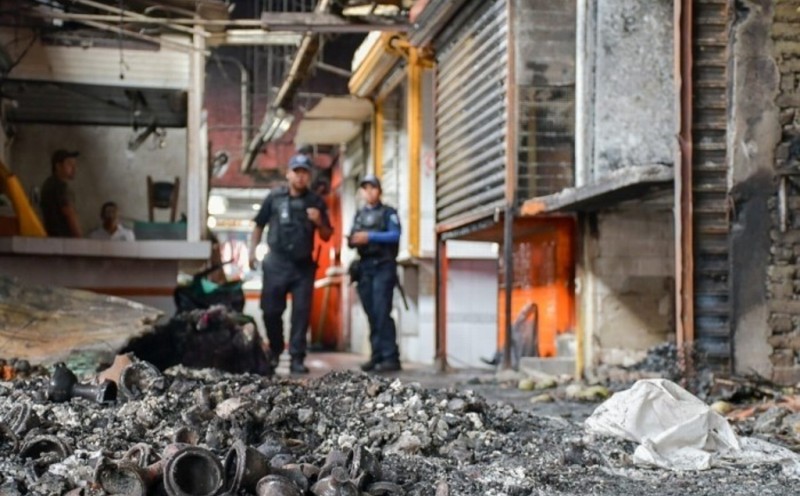 Comerciantes del mercado de Córdoba continúan labores de limpieza tras incendio