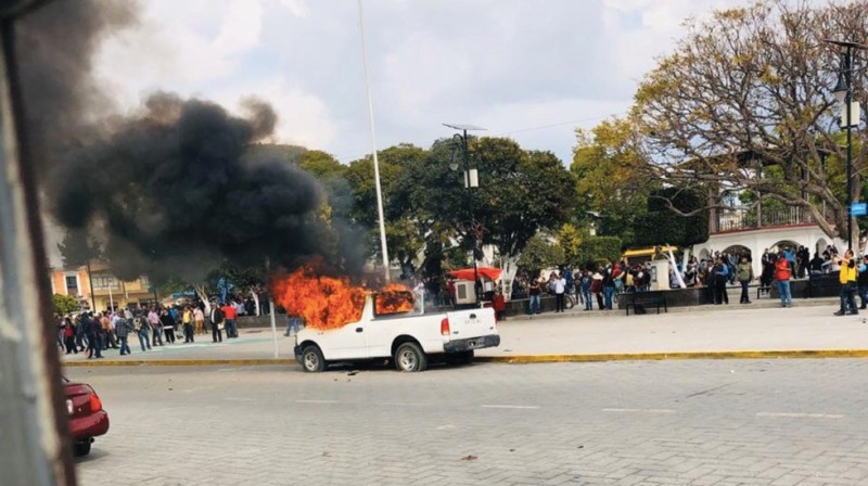 Transportistas vandalizan la Presidencia Municipal de Amozoc, Puebla