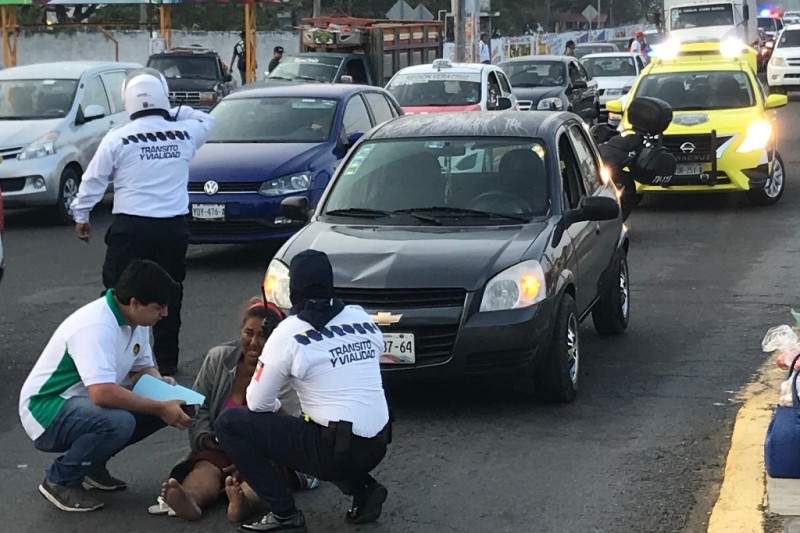 Mujer de la tercera edad es atropellada en avenida de Veracruz