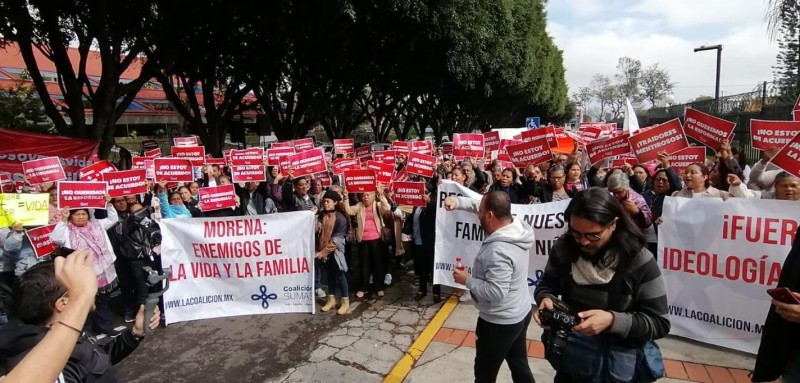 Frente Nacional por la Familia inicia concentración en el Congreso de Veracruz