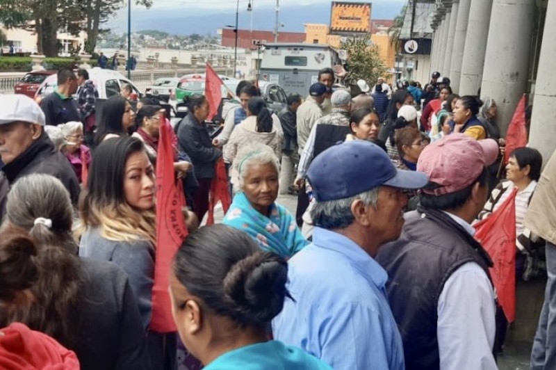 Protestan antorchistas en Xalapa para exigir obras