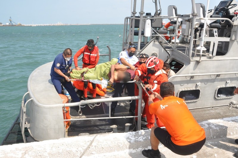 La Secretaría de Marina-Armada de México rescata a siete personas en inmediaciones del Farallón Don Carlos, al sur de Laguna Verde