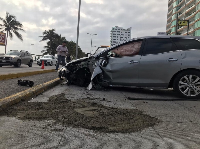 Camioneta impacta a luminaria y vuelca, en Boca del Río