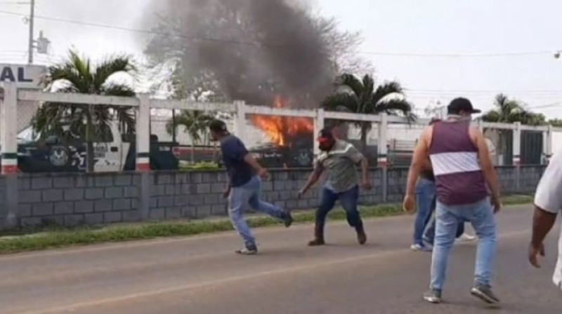 Manifestantes atacan base de Policía Federal e incendian patrulla de Fuerza Civil en Ciudad Isla