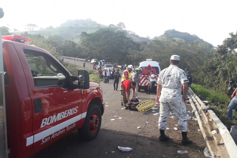 Siguen hospitalizados 25 migrantes lesionados por volcadura en San Andrés Tuxtla, Veracruz