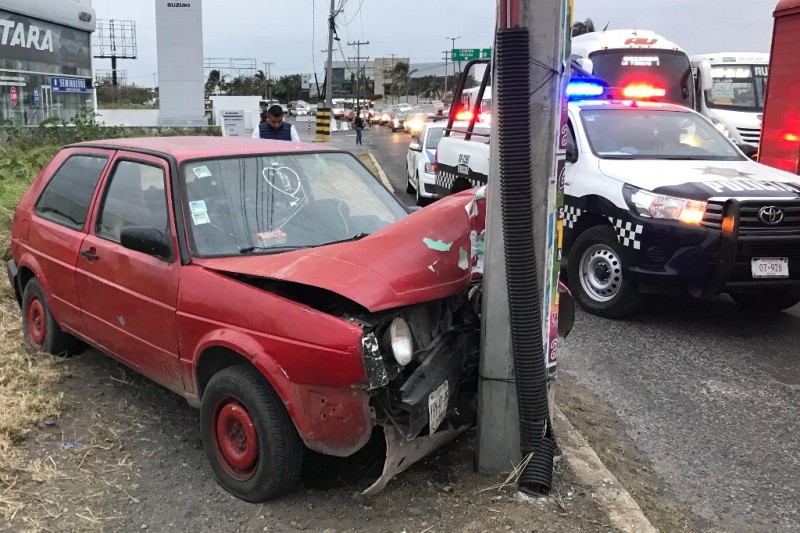 Choca contra poste de luz, y deja auto abandonado en Boca del Río