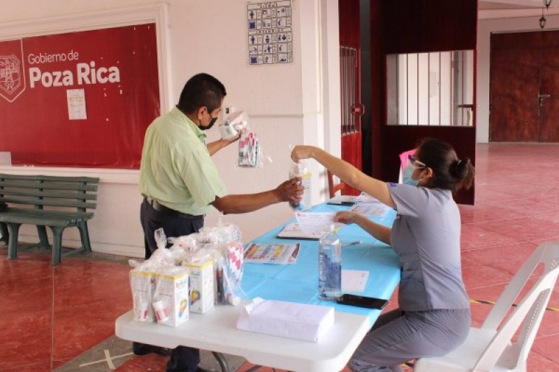 Entrega Gobierno Municipal Kit con Multivitamínicos