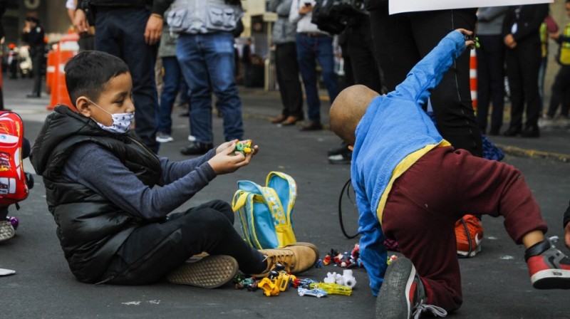 Padres de niños con cáncer protestan afuera de Palacio Nacional