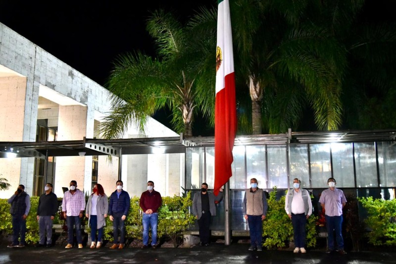 Congreso local, iza y arría Bandera Nacional en memoria de fallecidos por COVID-19