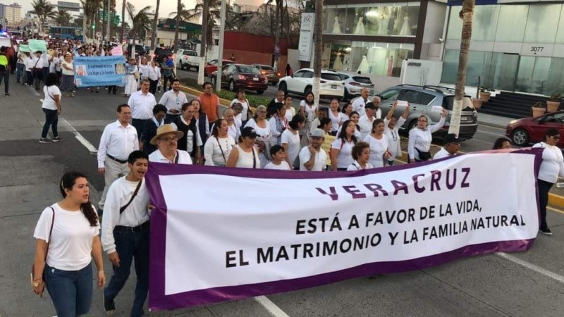 Realizan marcha en Veracruz contra el matrimonio igualitario en Veracruz