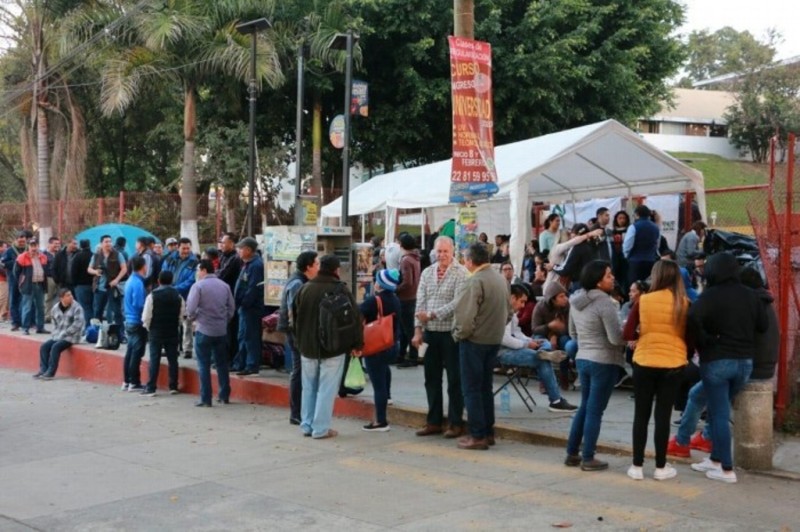 Sindicato instala carpas afuera de la SEV, exige cambios de adscripción