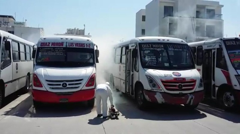 Sanitizan urbanos en Veracruz ante la pandemia de COVID-19