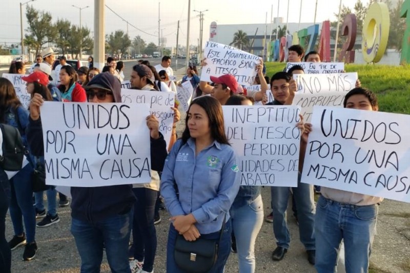 Marchan egresados del Itesco, exigen títulos profesionales