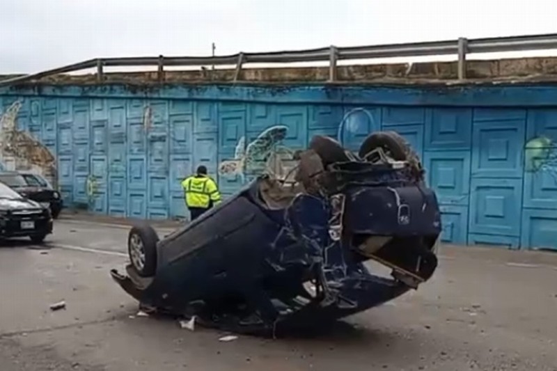 Mujer cae con su auto de puente elevado en Tamaulipas