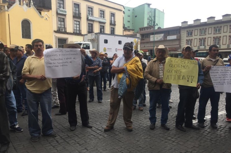 Habitantes de Alto Lucero se manifiestan calle Enríquez en Xalapa, Veracruz