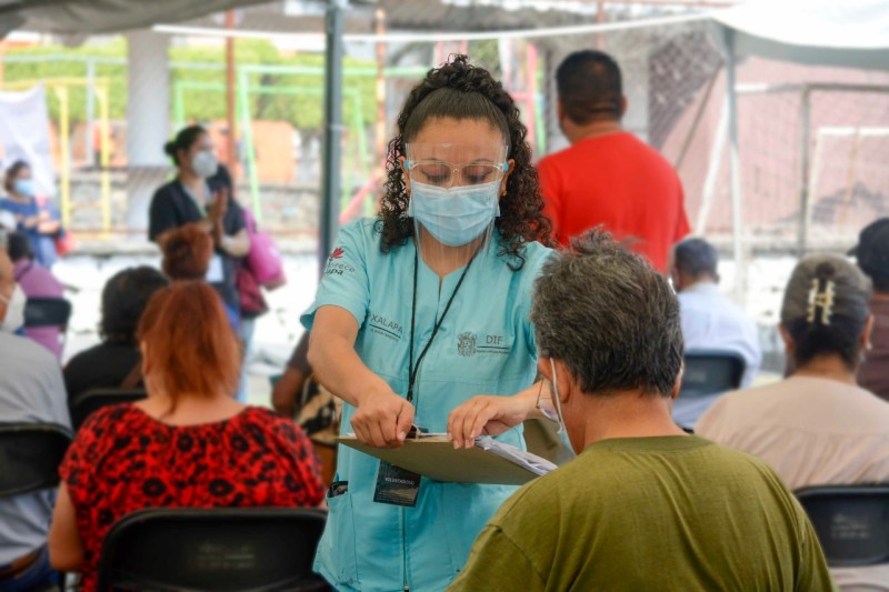 Brinda DIF Xalapa acompañamiento a personas adultas mayores en jornadas de vacunación