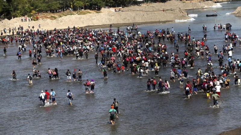 Guardia Nacional repliega a migrantes que cruzaron el río Suchiate