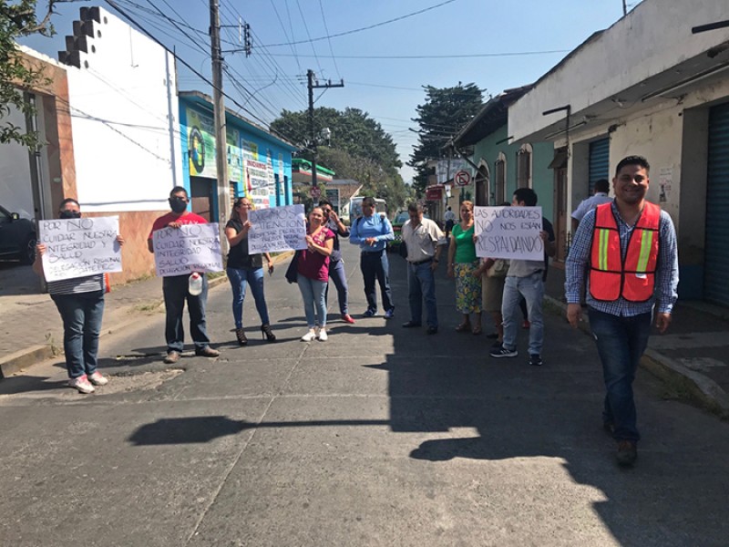 Personal de la SEV en Coatepec exige permiso para ausentarse