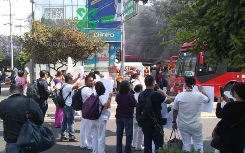 Personal del IMSS protesta por falta de insumos ante COVID-19