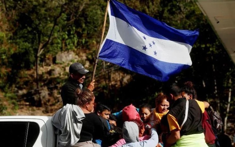 López Obrador ofrece más de cuatro mil empleos a caravana migrante