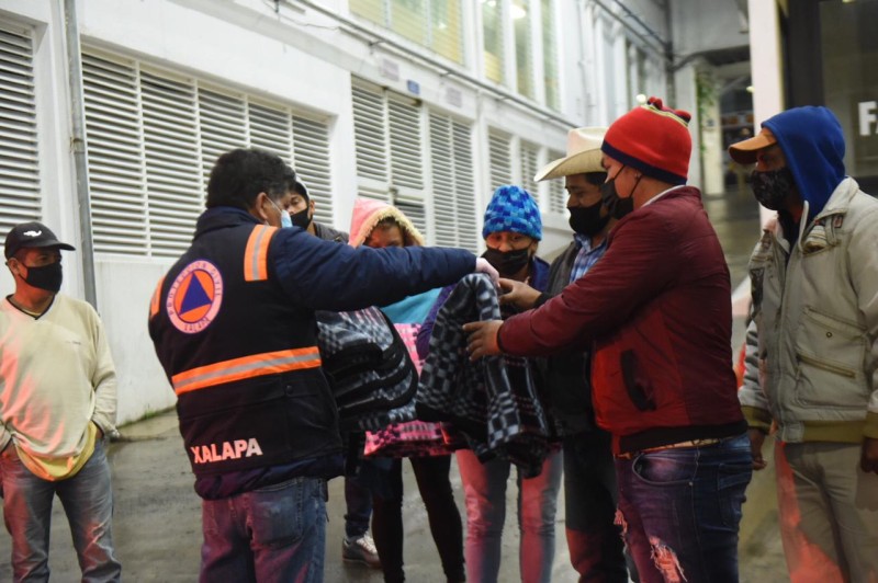 Entrega PC municipal cobertores a familiares de pacientes hospitalizados