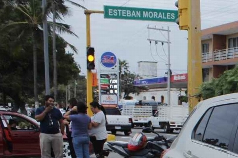 Motociclista y familia son impactados por camioneta en Veracruz