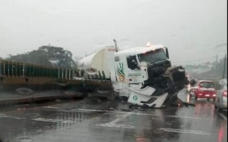 Accidente de tráiler provoca cierre de la autopista Puebla-Veracruz