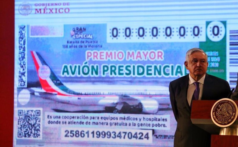 López Obrador presenta diseño del boleto para rifa de avión presidencial