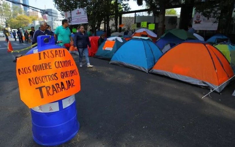 Pese a quejas, López Obrador aplaza diálogo sobre Insabi