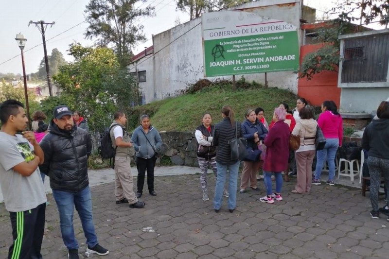 Conflicto entre maestros y padres de familia deja sin clases a 605 estudiantes en Xalapa