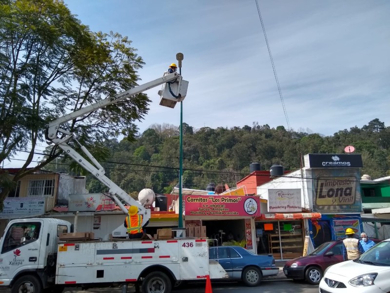 Continúa Ayuntamiento de Xalapa con sustitución de luminarias en avenidas