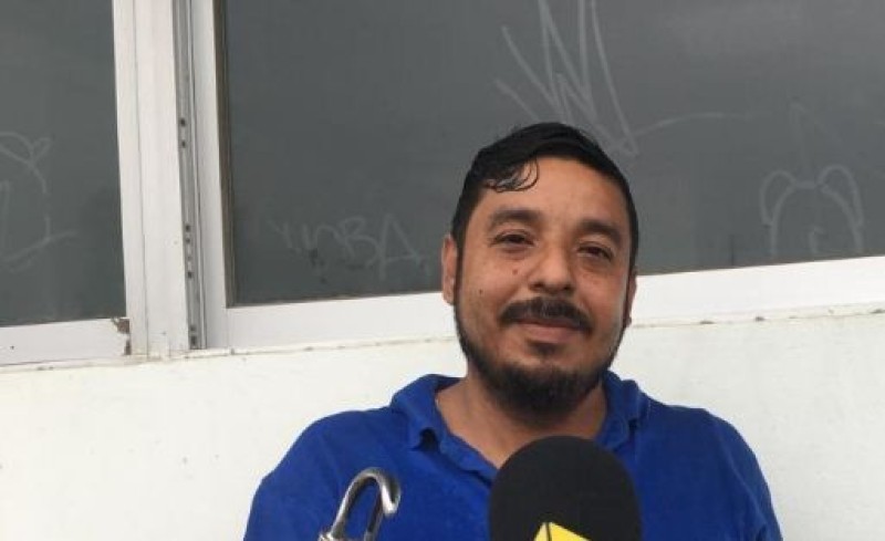 Perdió sus brazos en accidente, logra emplearse como taxista y le roban su unidad en Veracruz