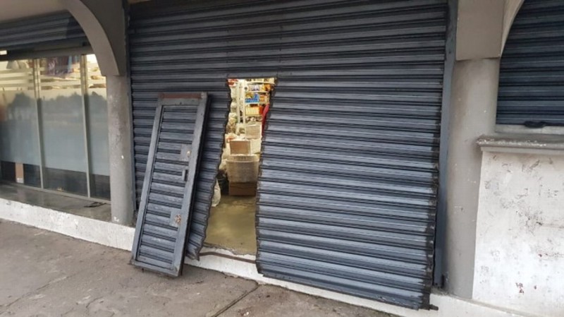 Rompen cortinas y roban dos negocios más en Coatza, Veracruz; suman 16